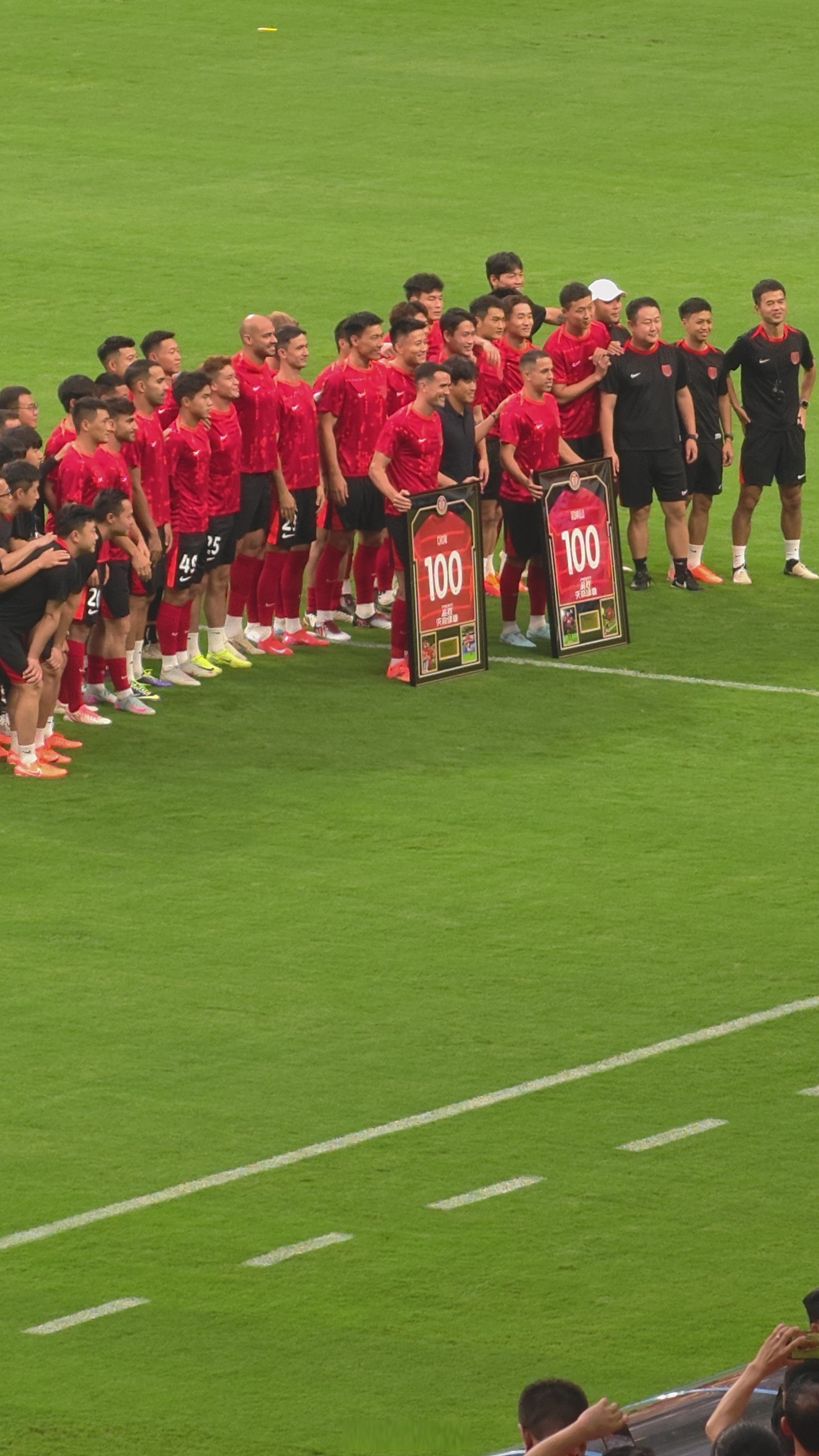 马德里竞技围绕葡超外线爆发塔图姆在雄鹿比赛中夺冠，现场解说直呼：国际比赛日广州队调整名单以备国王杯